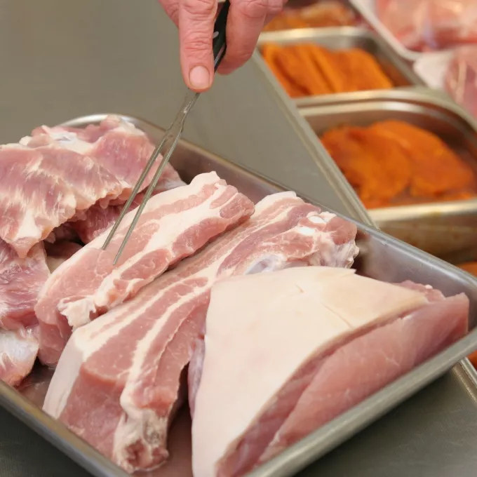 Ba Rọi Heo Hút Chân Không Khay 800g: Lựa Chọn Tiện Lợi Cho Bữa Ăn Gia Đình