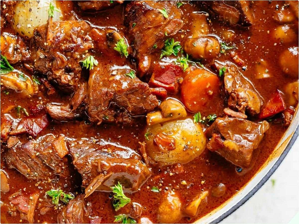 Tuyệt chiêu chọn thịt bò nấu sốt vang: Mềm tan, không dai (Hướng dẫn chọn đúng loại thịt bò, sơ chế đúng cách để thịt mềm tan, không bị dai, giữ trọn hương vị đặc trưng của món bò sốt vang.)