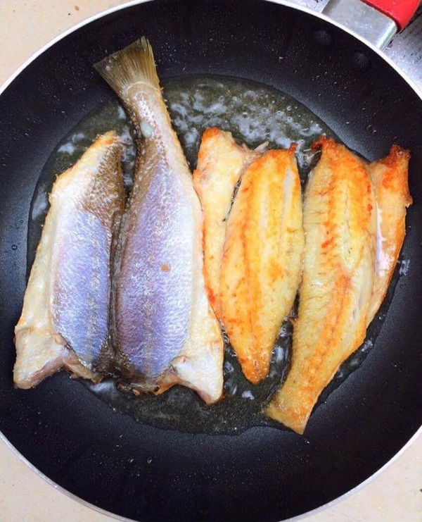 Bí Quyết Chọn Mua Cá Đù 1 Nắng Xẻ 1Kg Ngon Chuẩn Vị (Hướng dẫn chi tiết cách lựa chọn cá đù một nắng xẻ chất lượng, từ hình dáng, màu sắc đến mùi vị, đảm bảo mua được sản phẩm tươi ngon, không hóa chất.)