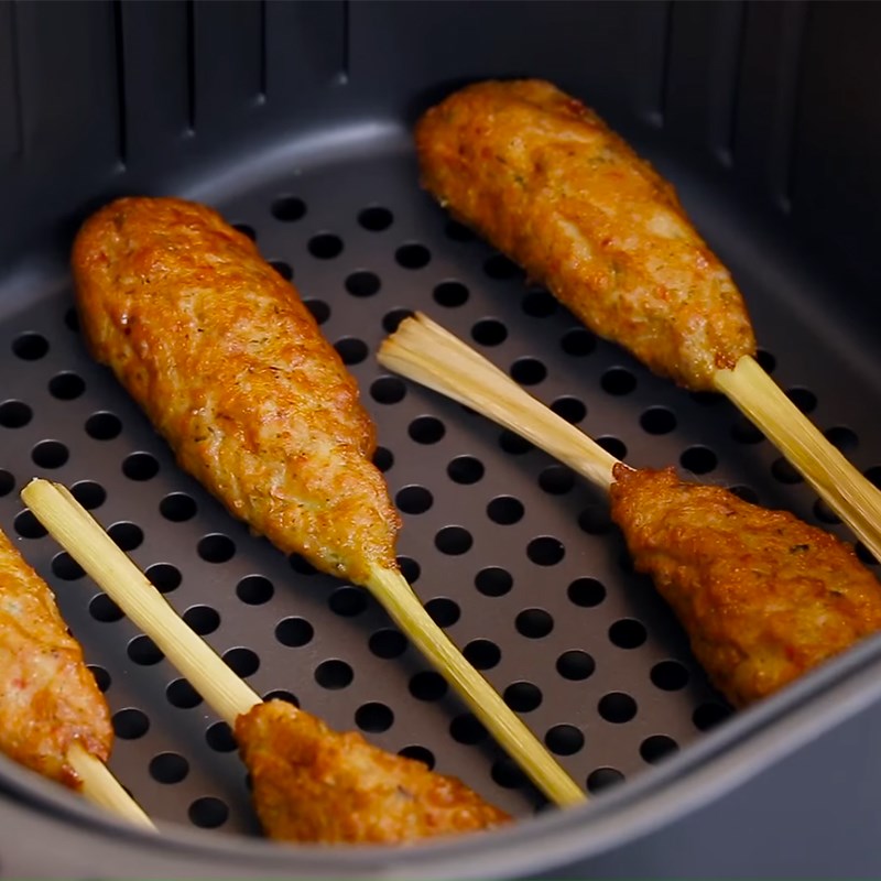 Nguồn Gốc và Quy Trình Sản Xuất Chạo Cá Quấn Sả (Mô tả: Tìm hiểu về nguồn gốc của món ăn này, các bước chế biến truyền thống và hiện đại để tạo ra sản phẩm chất lượng.)