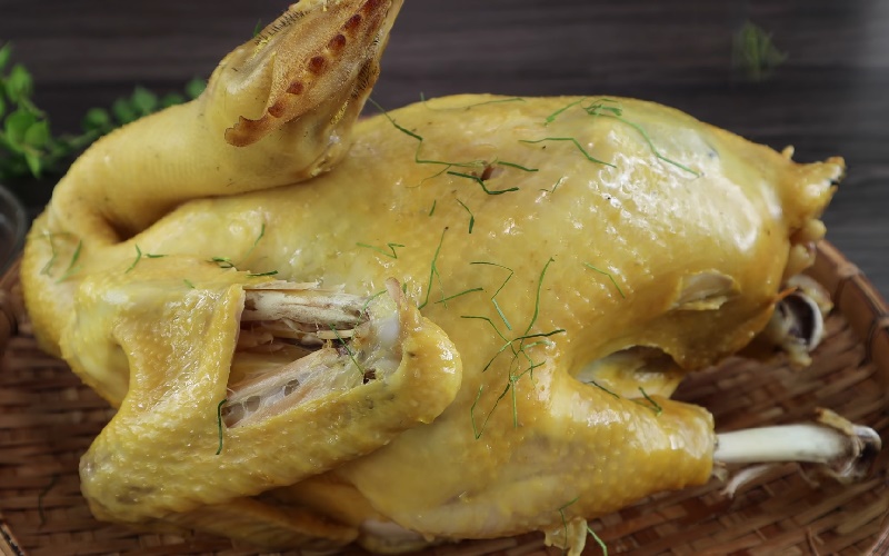 Chuẩn bị nguyên liệu đầy đủ cho món gà hấp lá chanh thơm ngon khó cưỡng