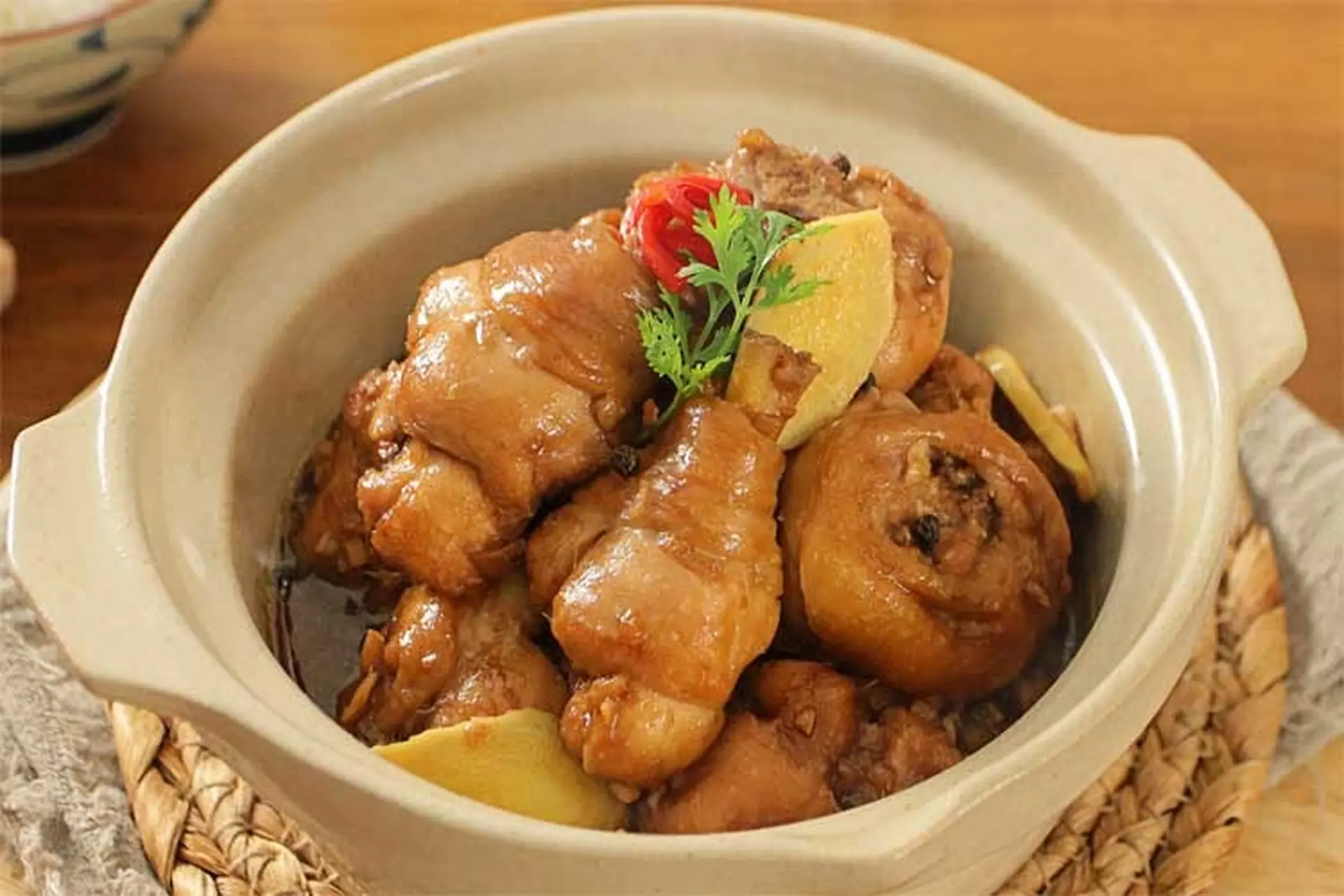 Gà kho gừng: Bí quyết làm nên món ăn ấm lòng, đậm vị truyền thống (Khám phá cách chế biến món gà kho gừng thơm ngon, đậm đà, mang đến sự ấm áp cho bữa cơm gia đình, đồng thời tái hiện hương vị truyền thống quen thuộc.)