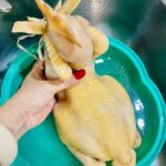 Gà Luộc Nguyên Con Da Vàng Giòn, Thịt Không Bở: Bí Quyết Luộc Ngon, Chuẩn Vị! ga-luoc-nguyen-con-da-vang-gion-thit-khong-bo-3