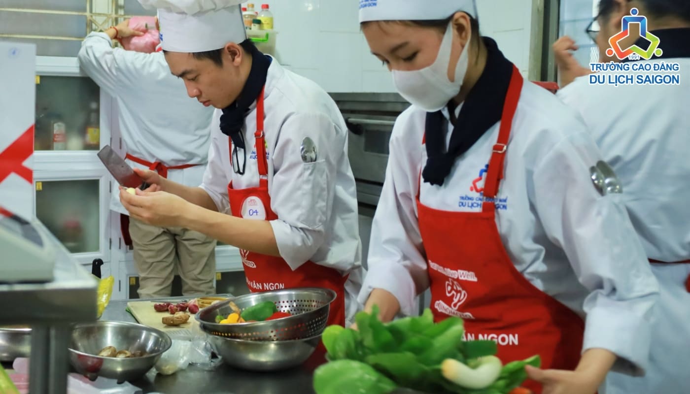 Chuẩn bị nguyên liệu tươi ngon cho món gà xào nấm hoàn hảo