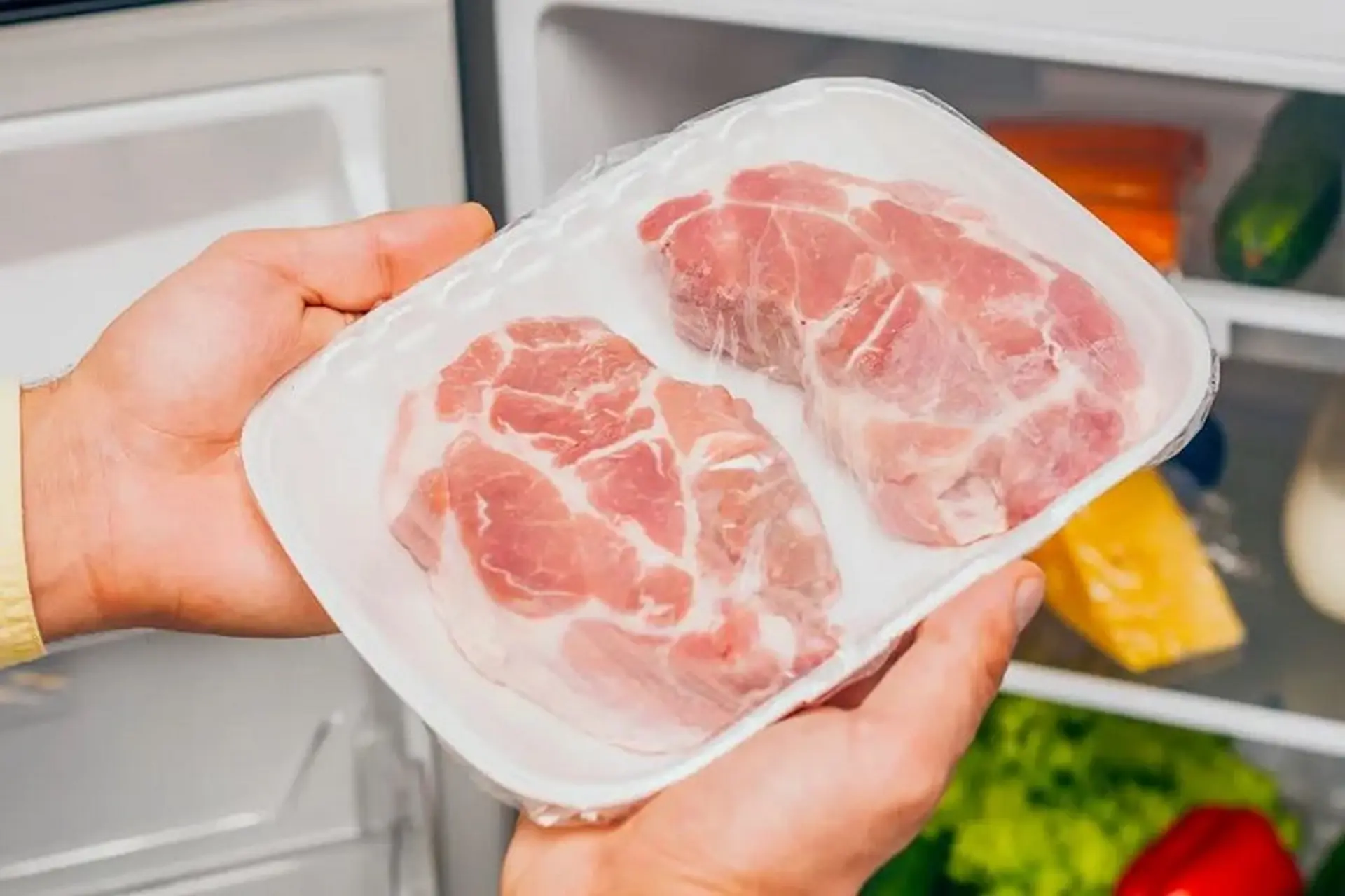 Bí quyết bảo quản thịt heo tươi lâu trong tủ lạnh cho quán ăn: Hướng dẫn từng bước.