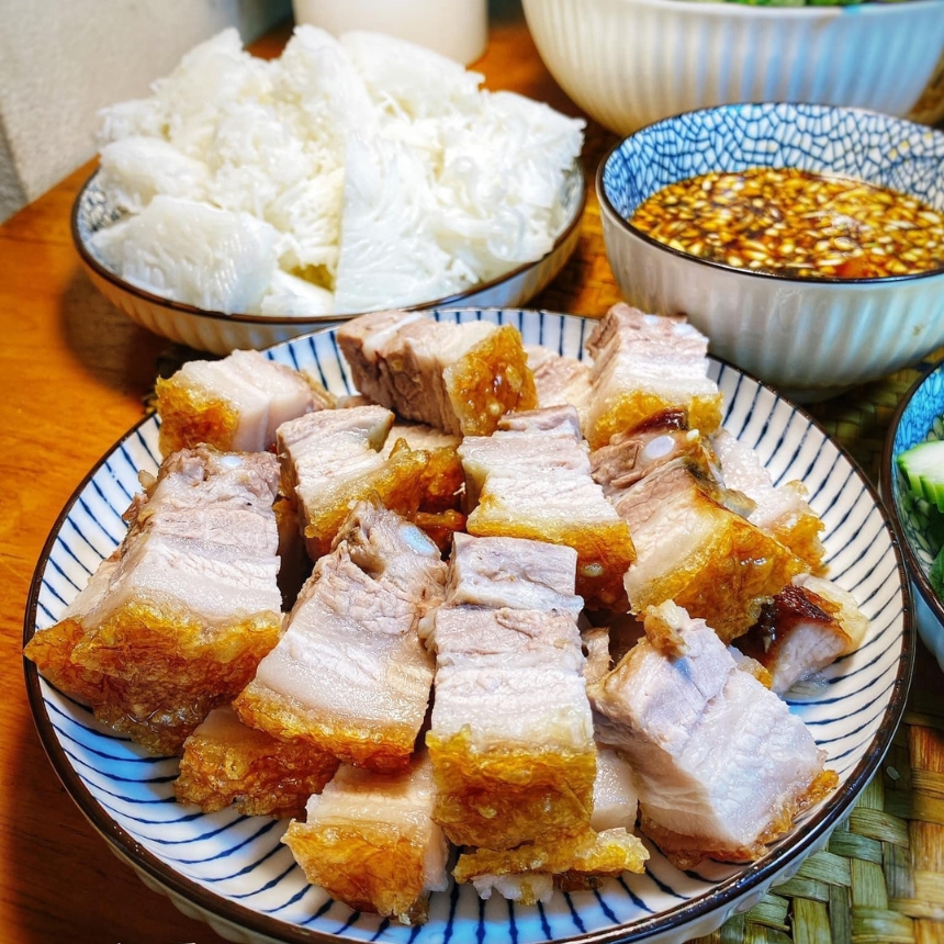 Chuẩn bị nguyên liệu cho món thịt heo quay giòn bì tại nhà: Đơn giản mà ngon
